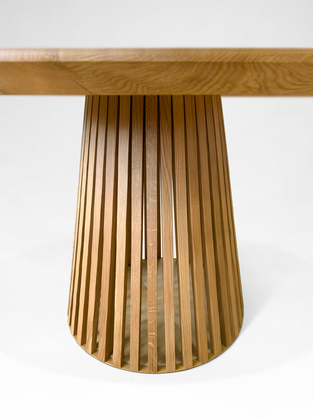 Mesa de comedor redonda extensible de Vivien en roble sólido